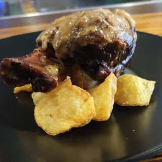 Codillo al horno en salsa