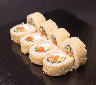 Філадельфія з копченим лососем в кунжуті (8шт/260г)