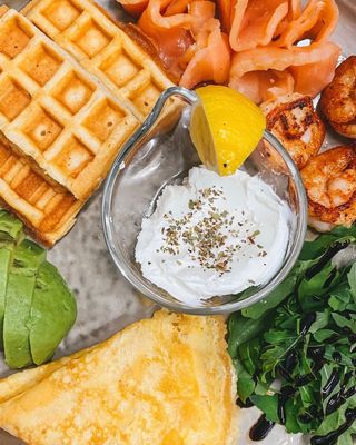 Завтрак с лососем, креветками и авокадо