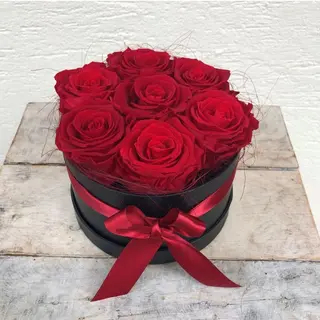 Boite ronde de 9 Roses - un cadeau Raffiné et intemporel  099