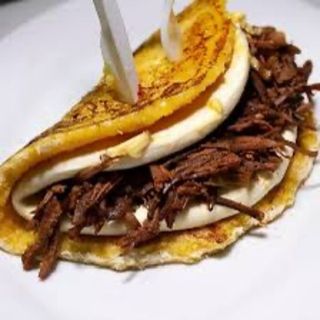 Cachapa de pollo mechado 