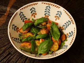 Салат з печеним лососем і картоплею (225g)