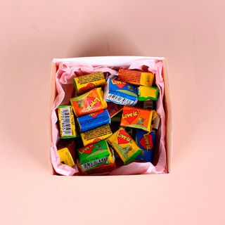 Жувальна гумка "Love is"