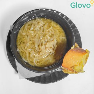 Zupa cebulowa z grzankami z parmezanem