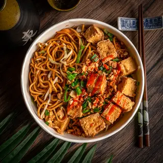 Chiński makaron z warzywami i tofu