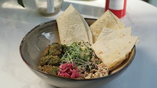 აღმოსავლური ბოული ფალაფელით