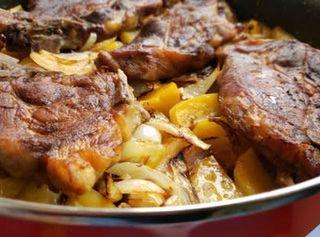 Свински врат на скара с домашни картофки(350г)