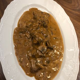 Медальоны из телятины со сливочно-грибным соусом