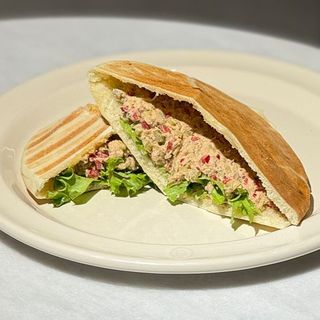 პიტა თინუსით, Tuna with pita bread