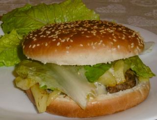 Panino Hamburger patatine e insalata