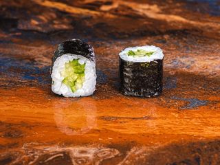 Hosomaki z ogórkiem, kremowym serkiem i sezamem