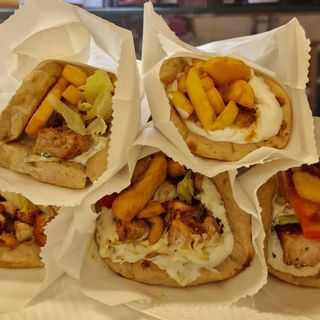 Pita con doppio souvlaki di  pollo