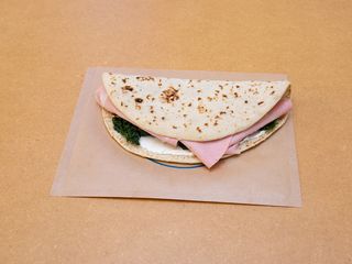 Mortadella con stracchino, granella di pistacchio