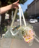 თეთრი ჩანთა ყვავილებით