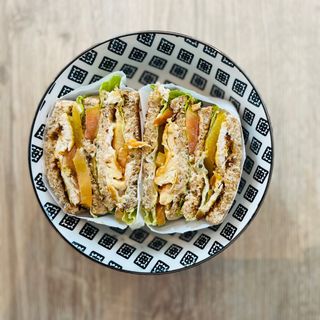 Club sandwich di pollo alla curcuma