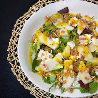 Ensalada de pera y queso de cabra