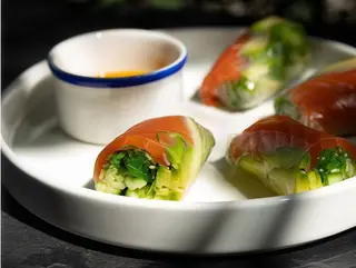 Спрінг ролл з лососем (200g)