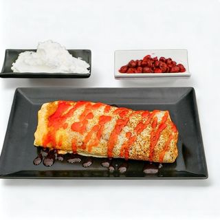 Palačinka sa kremom, malinom, šlagom i cimetom