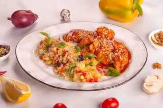 Курица в кисло-сладком соусе с жареным рисом (300 гр.)