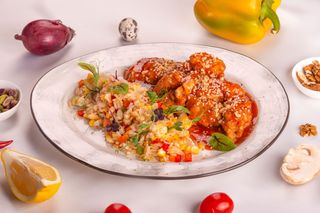 Курица в кисло-сладком соусе с жареным рисом (300 гр.)