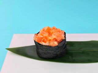 Гункан з гострим лососем (55г)