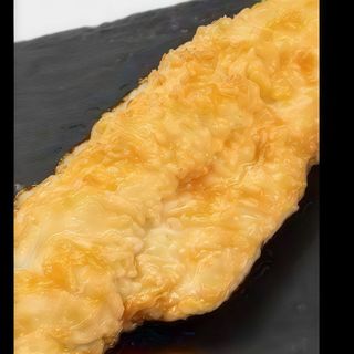 Pescado rebozado acompañado de patatas fritas y pimiento piquillo