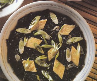 Zuppa con nori e uova