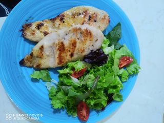 Пилешко филе със свежа зелена салата