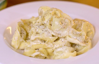 Tortellini de ricota en salsa cuatro queso