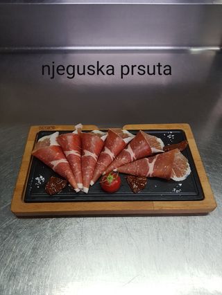 Njeguška pršuta