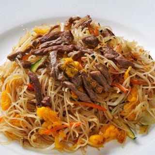 98B.Spaghetti di riso all curry manzo e verdure牛肉咖喱米粉
