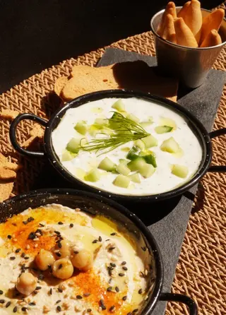 El dúo de hummus y tzatziki