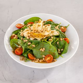 espinacas de Soublim, ricotta  eco fruta de temporada vinagreta y piñones 