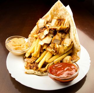 Mega kebab w bułce z frytkami