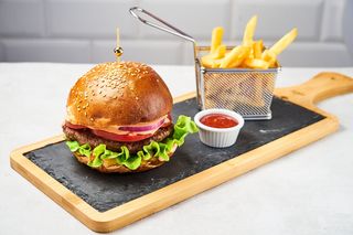 Bazinga Kombo burger i French fries i piće po izboru