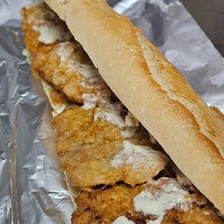 Bocadillo escalopines con salsa