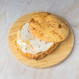 Čobanska lepinja sa rolovanom piletinom i sirom