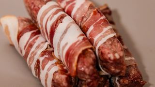 Juneći ćevapi zamotani u pancetu