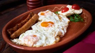 Jaja na oko sa pečenom kobasicom