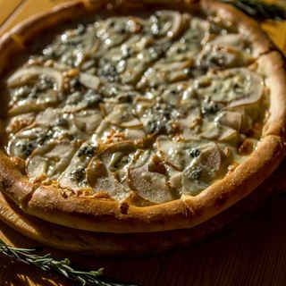 Пицца с грушей и горгонзолой 