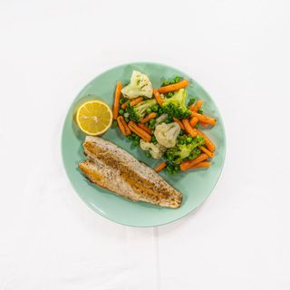 Филе от пресен лаврак на плоча + гарнитура (400г)