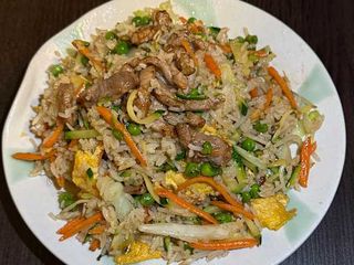 Riso saltato con manzo e verdure