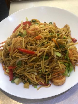 Chowmin com camarão 