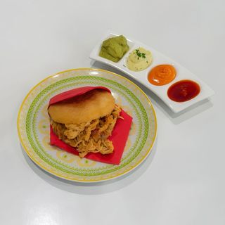 Arepa de pollo mechado