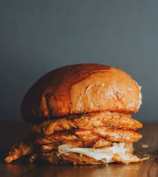 Двоен върховен пилешки бургер (400гр)