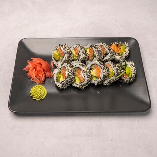 2. Uromaki łosoś surowy, awokado, ogórek, rzodkiew, sezam 10szt