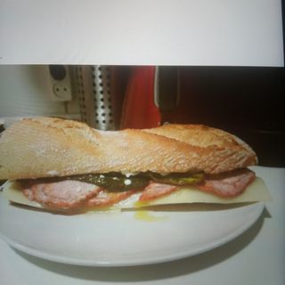 Montado De Lomo Con Tomate Y Queso