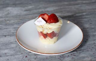 ჭიქის ხილის დესერტი