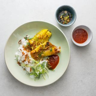 Cha ca vietnamita acompañado de arroz 