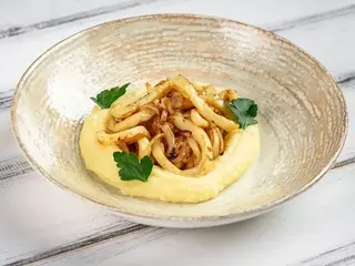 Піджарка з атлантичним кальмаром та картопляним пюре (180/150g)